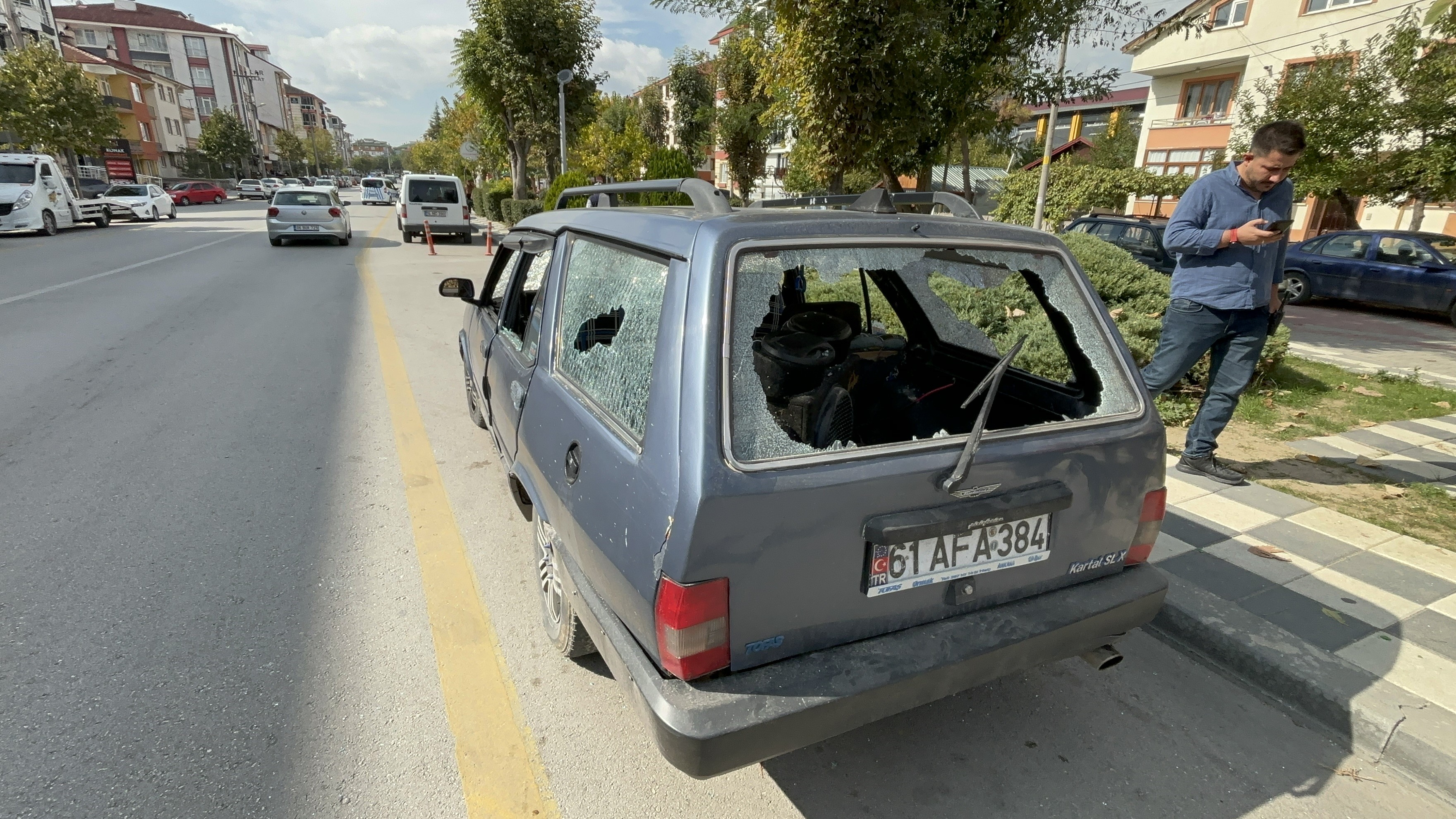 Sinir Krizi Geçiren Vatandaş Otomobilini Hurdaya Çevirdi (2)