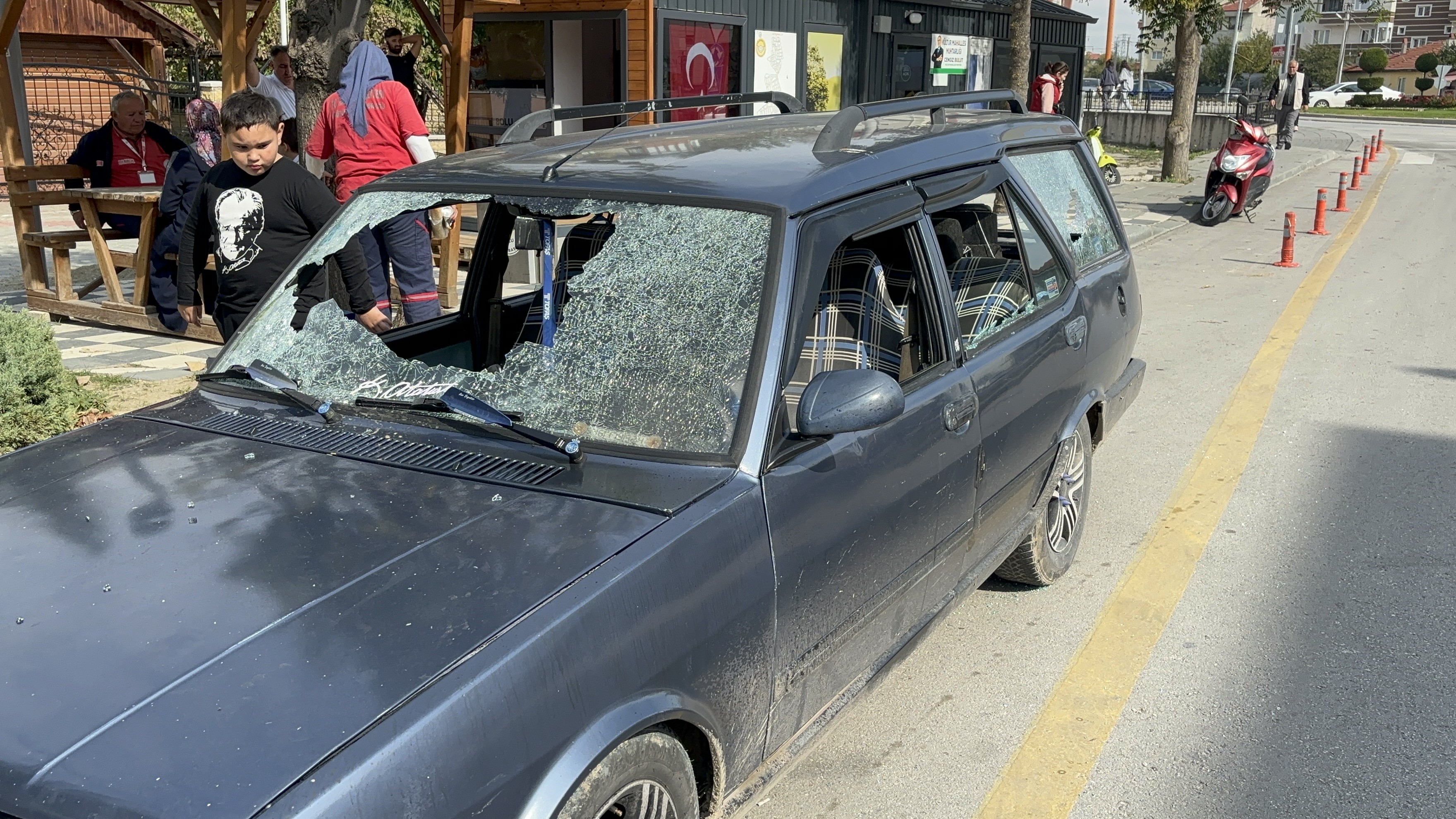 Sinir Krizi Geçiren Vatandaş Otomobilini Hurdaya Çevirdi (7)