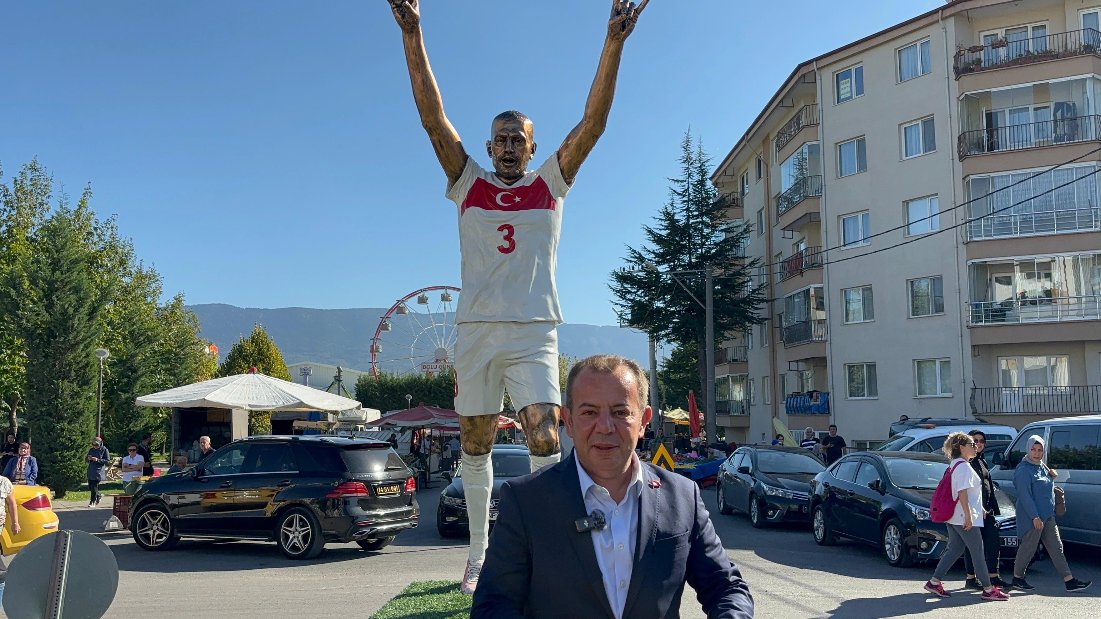 Tanju Özcan, Merih Demiral’ın “Bozkurt” Heykelini Diktirdi (1)