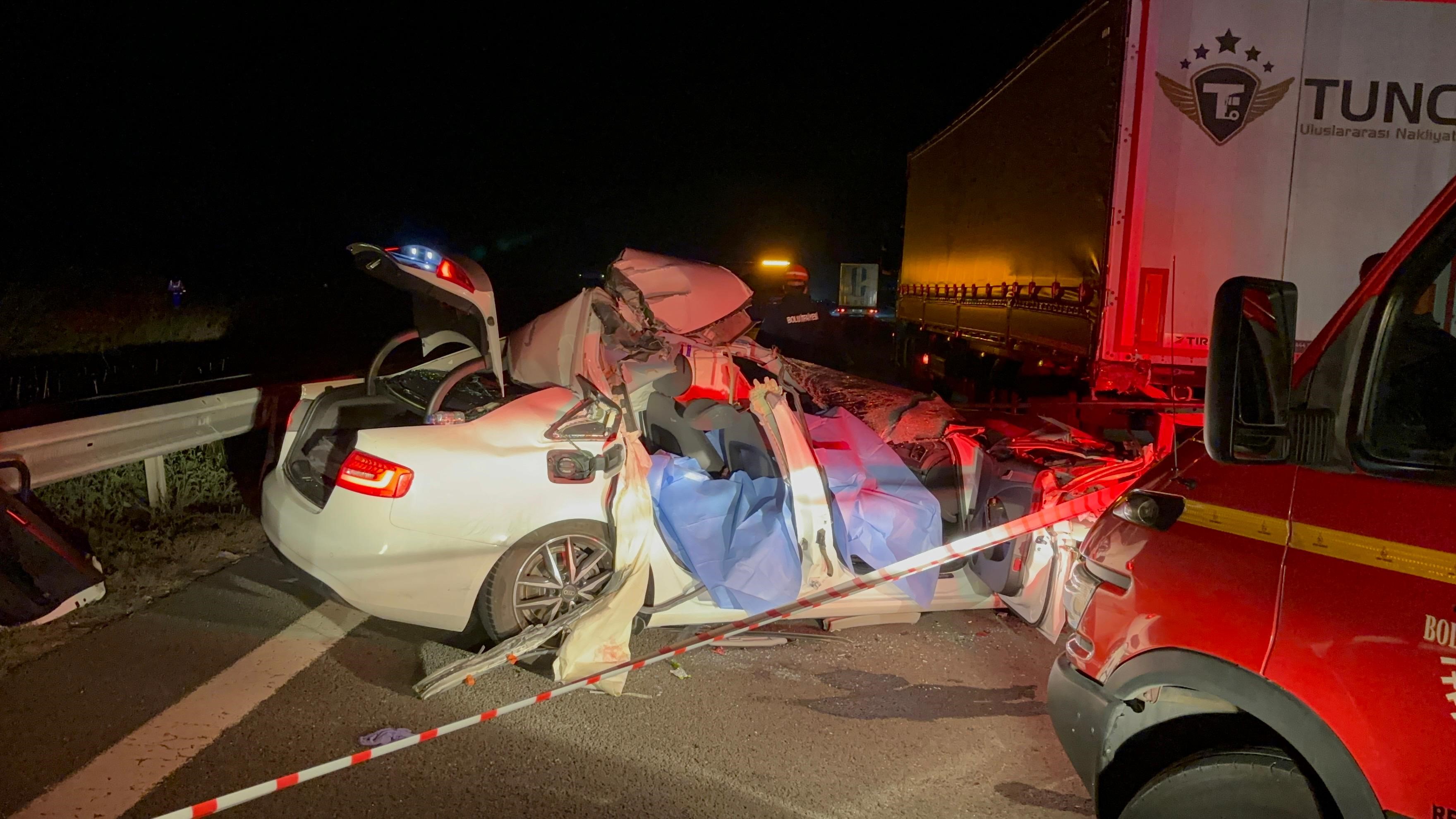 Tem'de Feci Kaza Tıra Çarpan Otomobil Kağıt Gibi Ezildi (6)