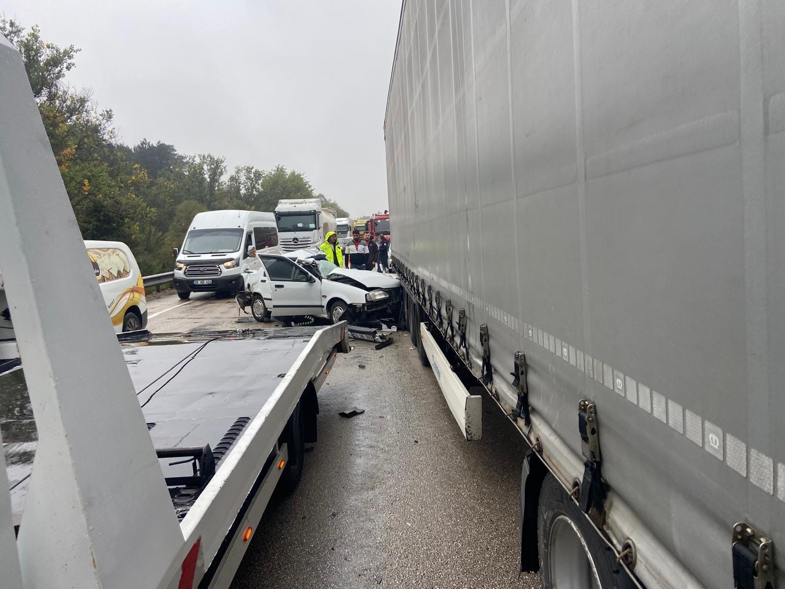 Tıra Çarpan Otomobil Hurdaya Döndü (3)