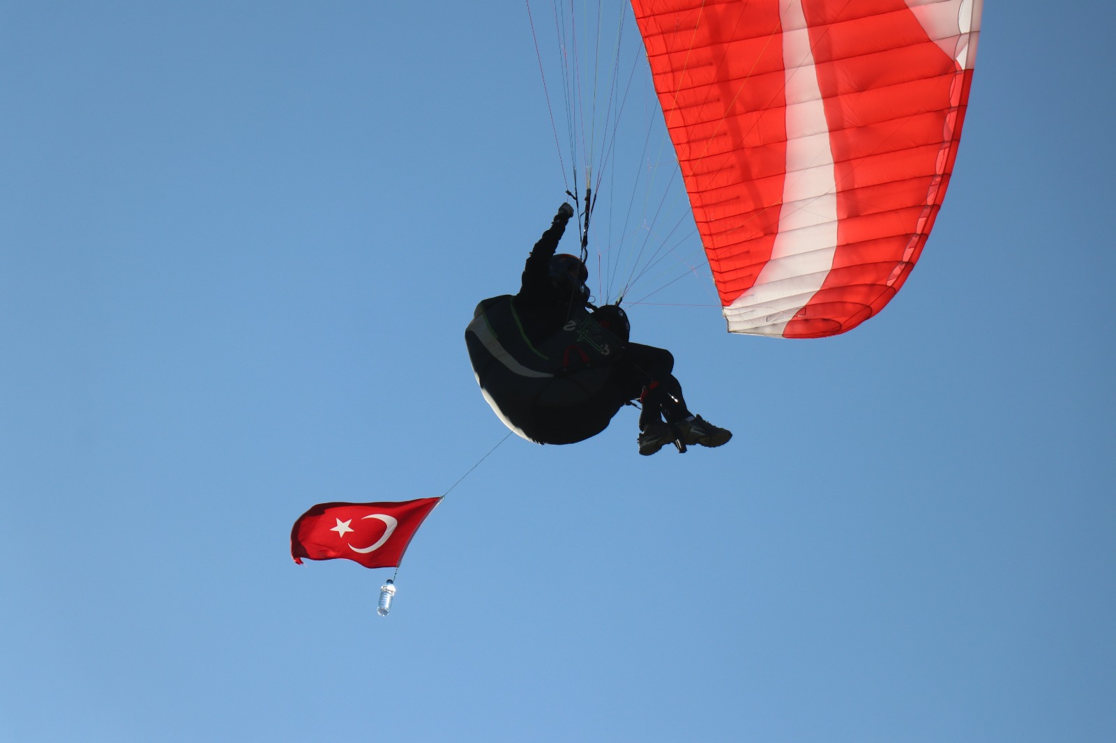 Türk Bayraklarıyla Dağın Zirvesinden Uçtular “İstikbal Göklerdedir” (1)