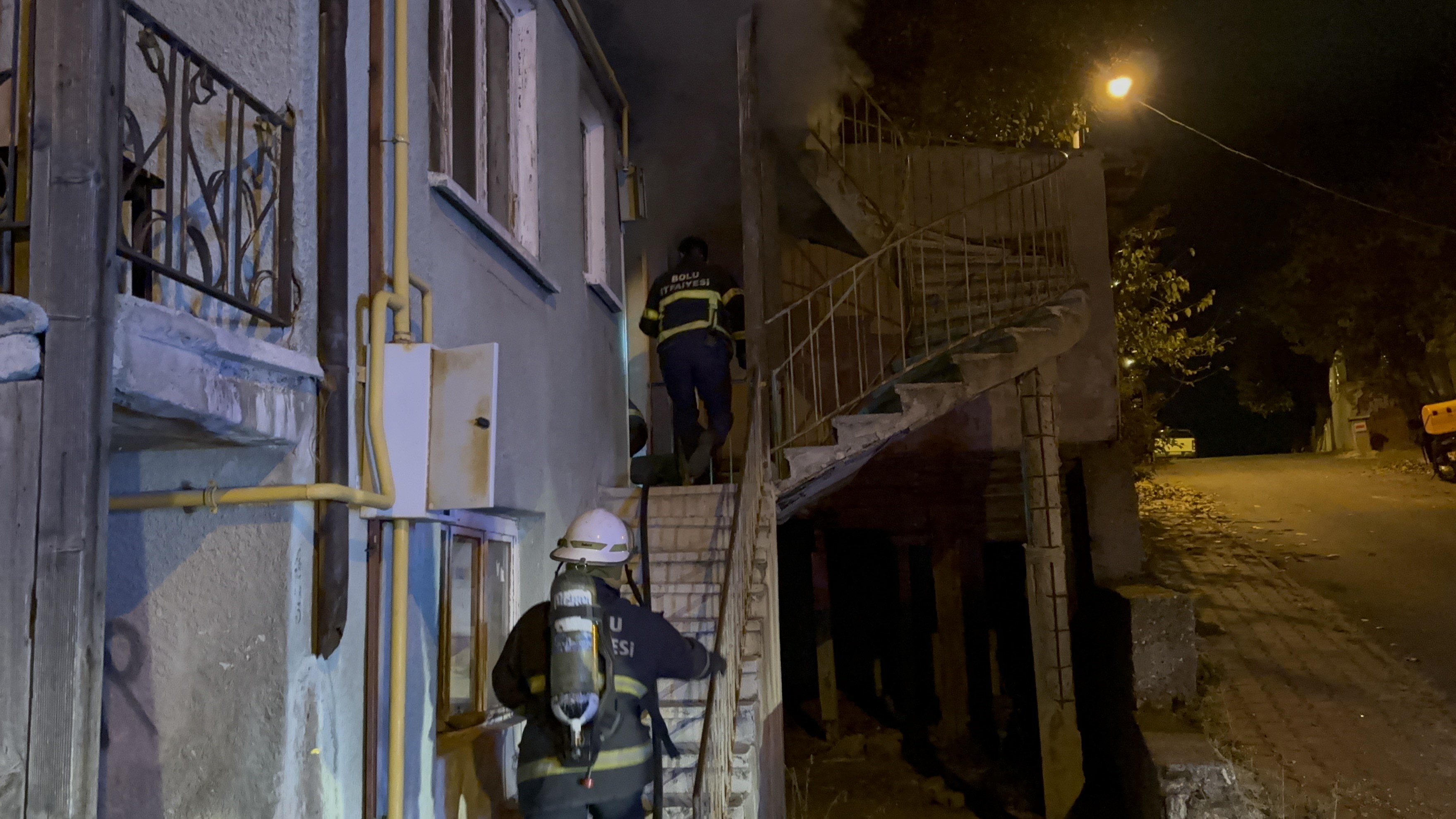 Bolu’da 3 Katlı Evde Yangın Çıktı (4)