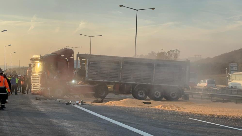 Devrilen Tır Kaldırıldı, Tem Otoyolu Trafiğe Açıldı