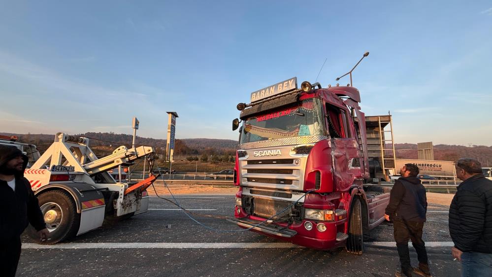 Devrilen Tır Kaldırıldı, Tem Otoyolu Trafiğe Açıldı3