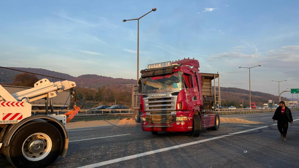 Devrilen Tır Kaldırıldı, Tem Otoyolu Trafiğe Açıldı5