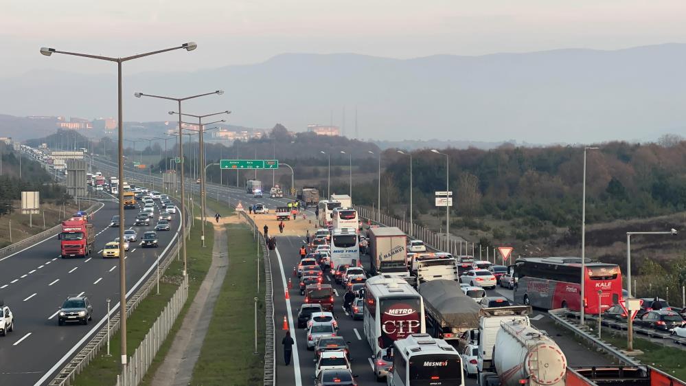 Devrilen Tır Kaldırıldı, Tem Otoyolu Trafiğe Açıldı6