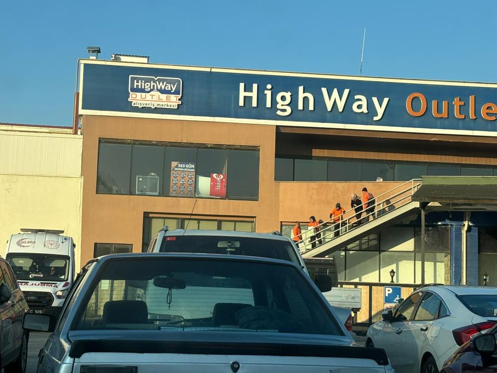 Highway Outlet Avm'de Iş Kazası 1 Yaralı2