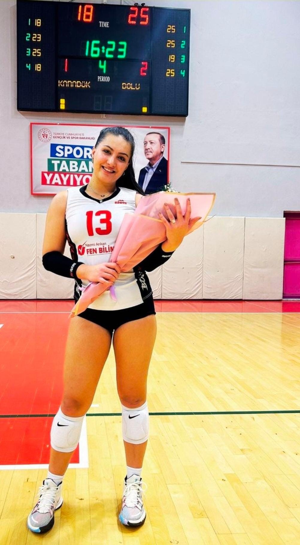 Kadın Voleybolcuya Sürpriz Evlilik Teklifi (1)