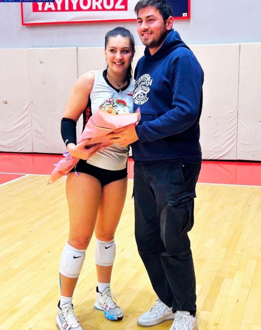 Kadın Voleybolcuya Sürpriz Evlilik Teklifi (3)