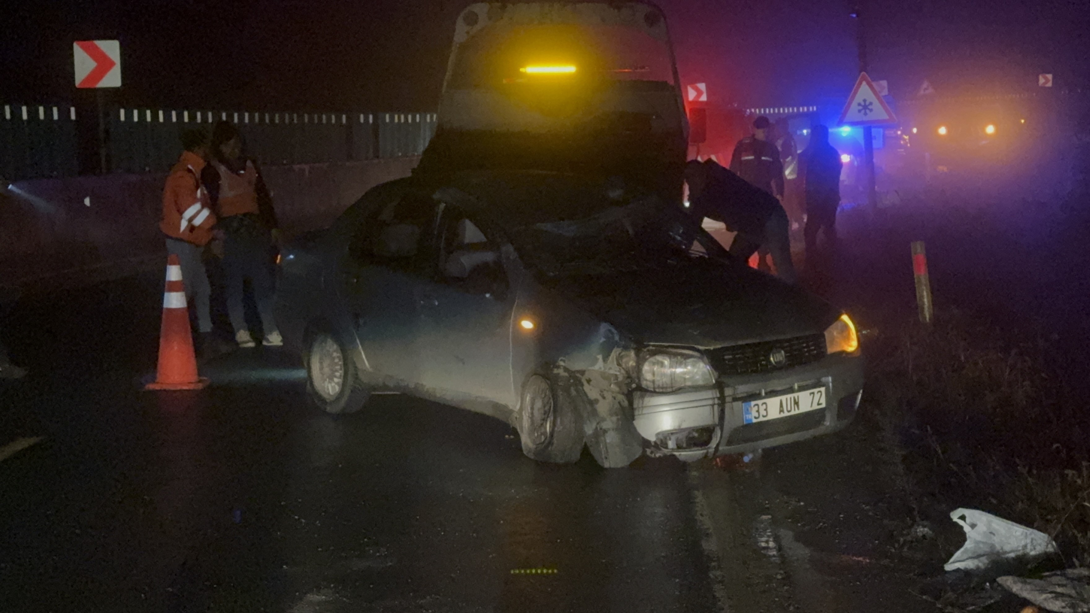 Kontrolden Çıkan Araç Sis Ikaz Lambasına Çarpıp Takla Attı 3 Yaralı (7)