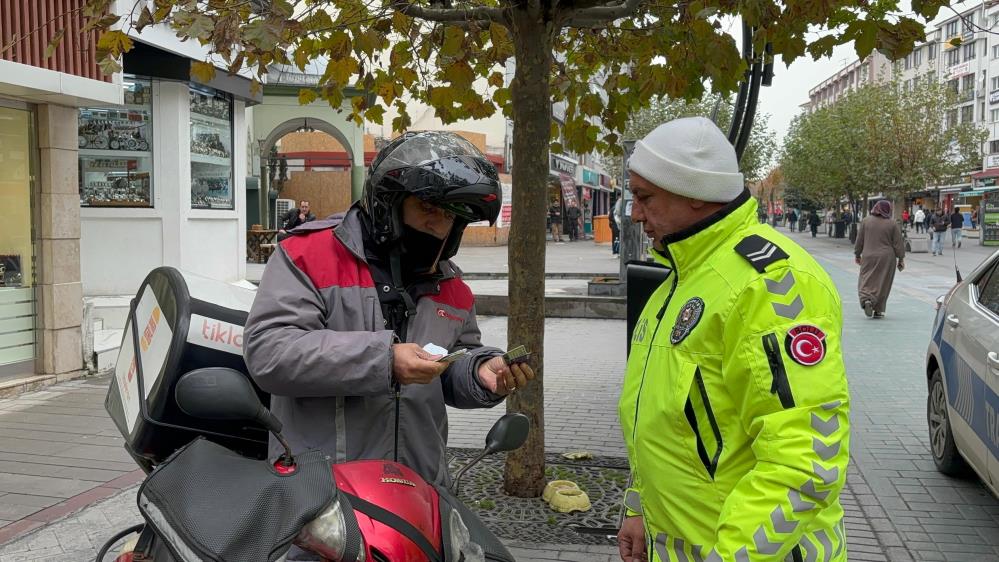 Polis, Girilmesi Yasak Olan Caddeye Giren Sürücülere Göz Açtırmadı4