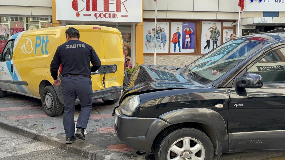 Sürücüsü Rahatsızlanan Cip, 7 Araca Ve Kafenin Masalarına Çarptı 2 Kişi Hafif Yaralandı