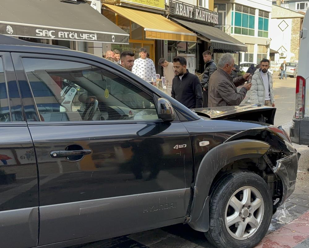 Sürücüsü Rahatsızlanan Cip, 7 Araca Ve Kafenin Masalarına Çarptı 2 Kişi Hafif Yaralandı3