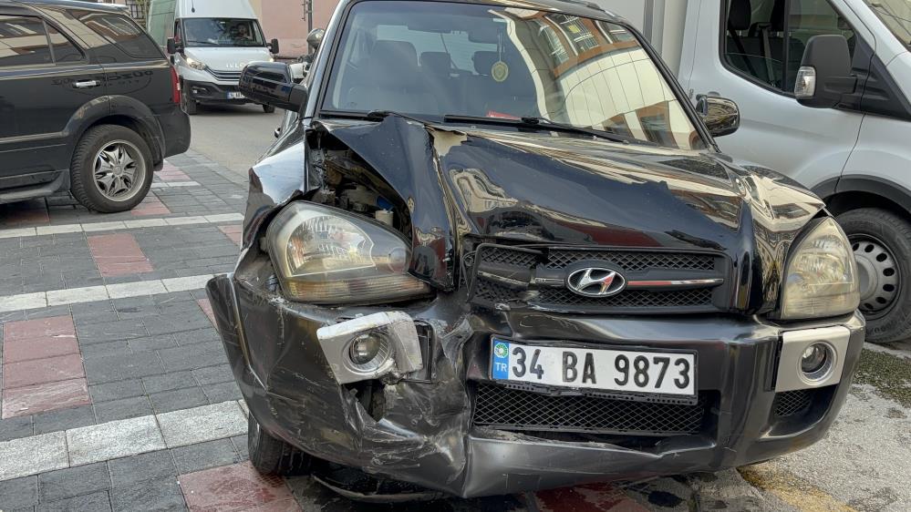 Sürücüsü Rahatsızlanan Cip, 7 Araca Ve Kafenin Masalarına Çarptı 2 Kişi Hafif Yaralandı6