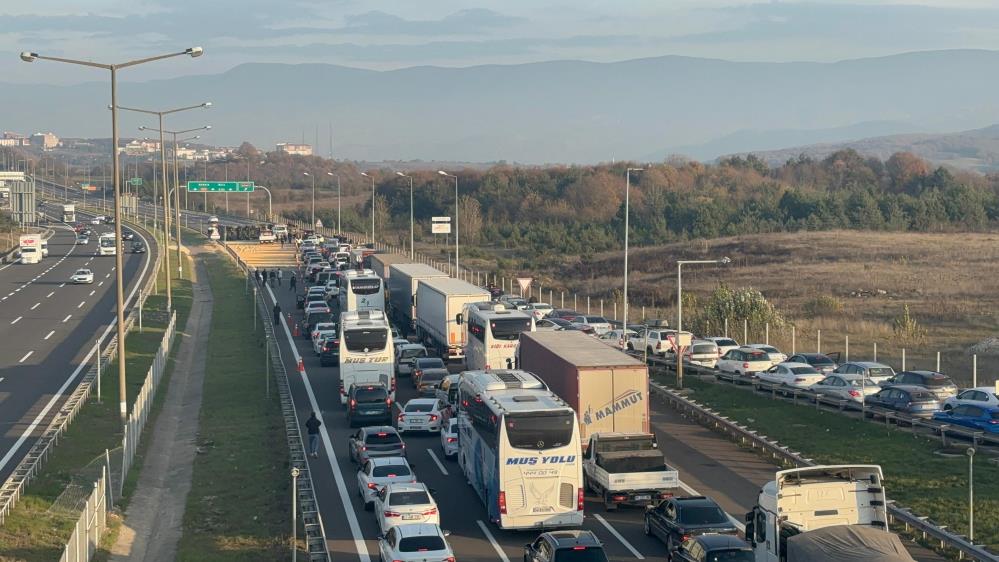 Tem'de Tır Devrildi Ankara Istikameti Ulaşıma Kapandı2