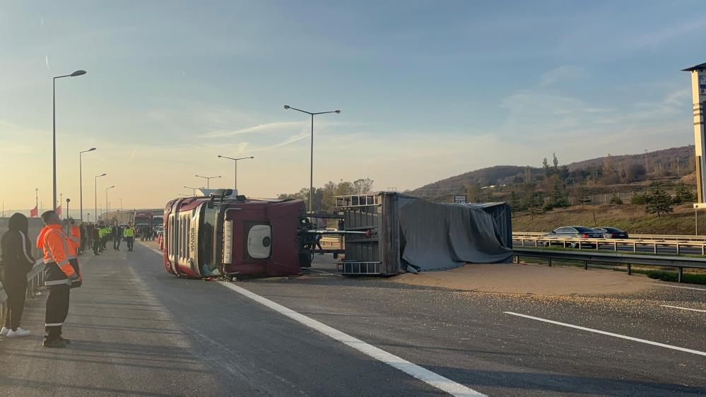 Tem'de Tır Devrildi Ankara Istikameti Ulaşıma Kapandı4