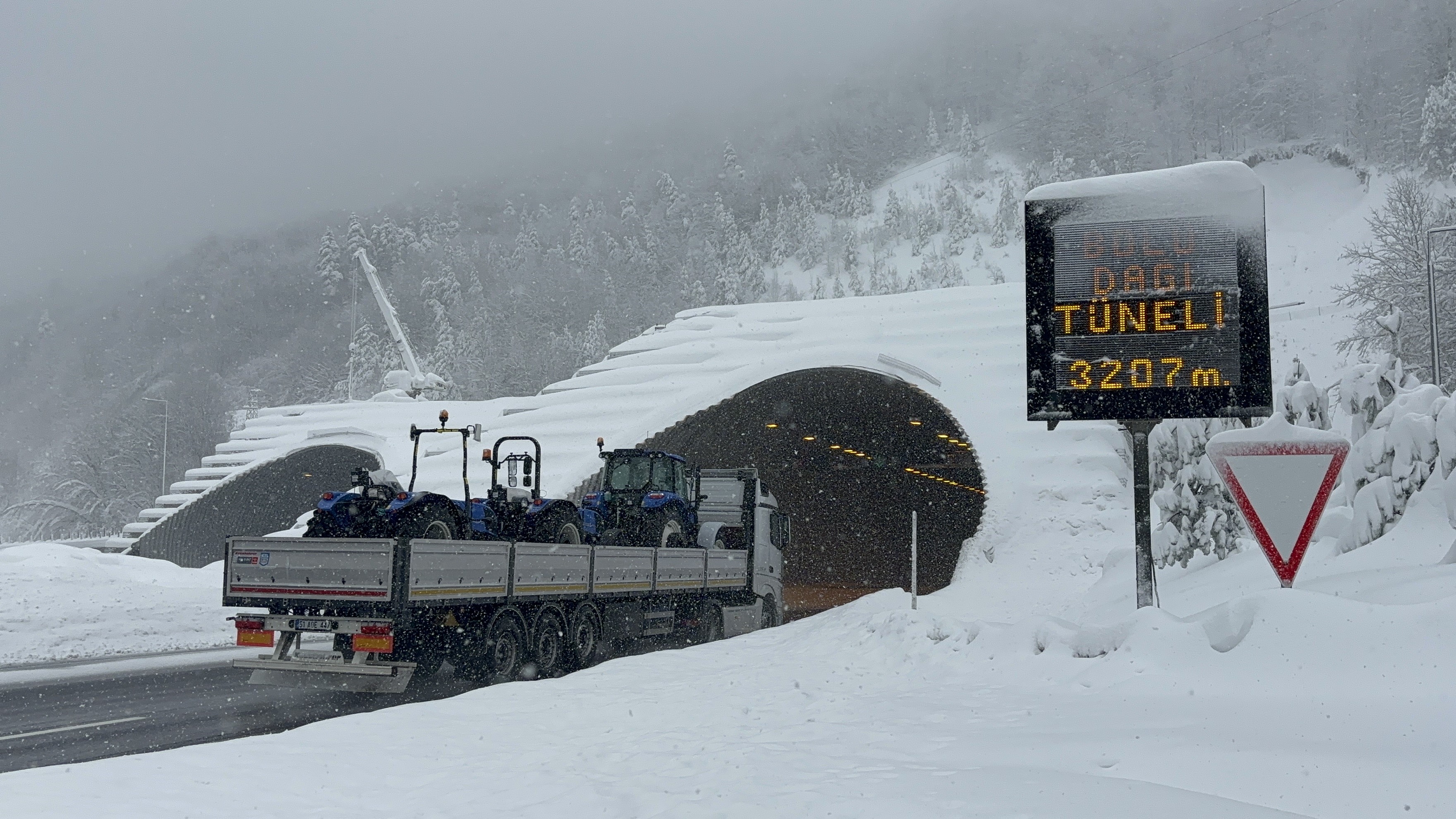 Tem'in Bolu Dağı Tüneli Geçişinde Kar Yağışı Etkili Oluyor Ulaşım Rahat (1)