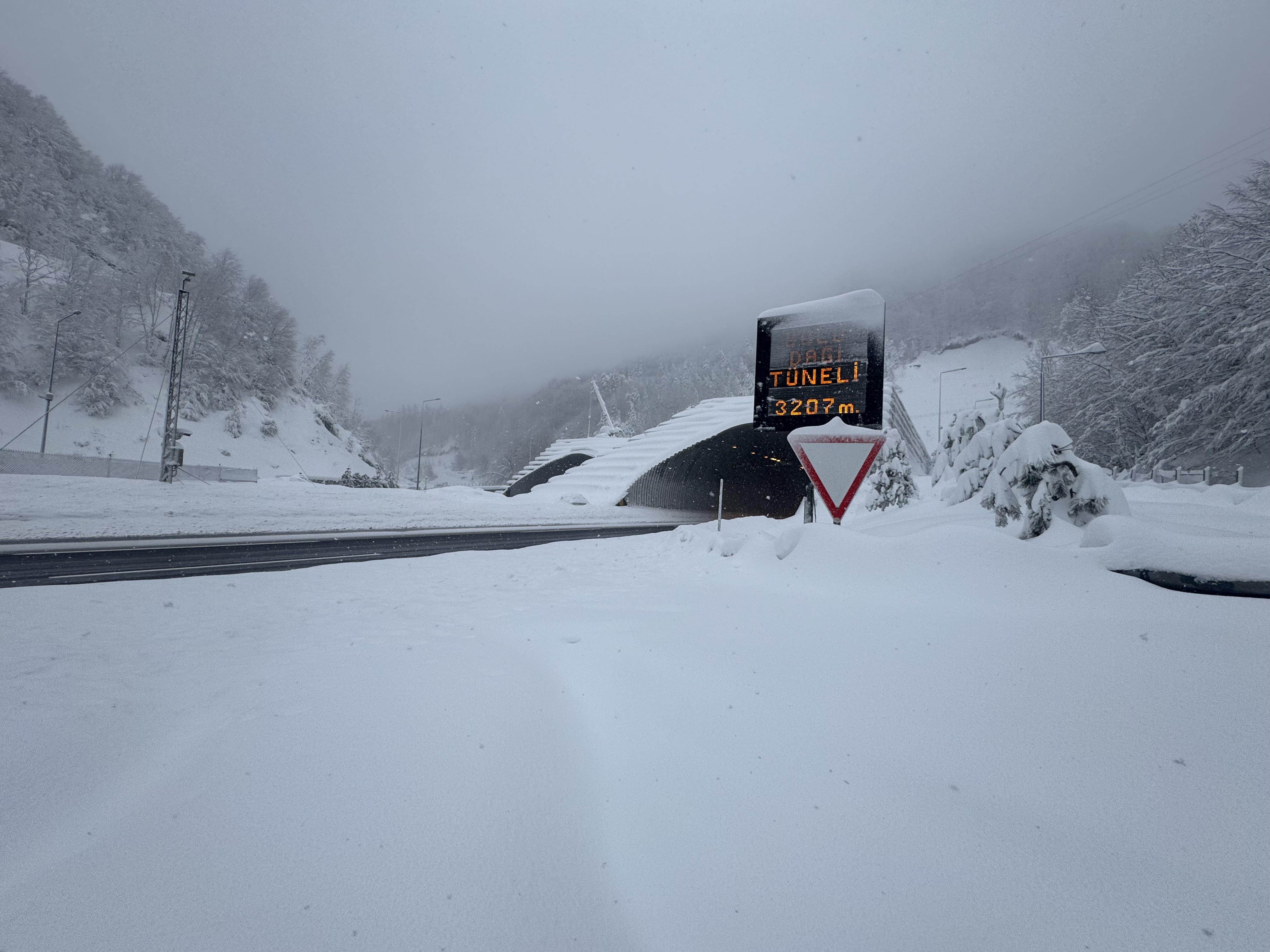 Tem'in Bolu Dağı Tüneli Geçişinde Kar Yağışı Etkili Oluyor Ulaşım Rahat (2)