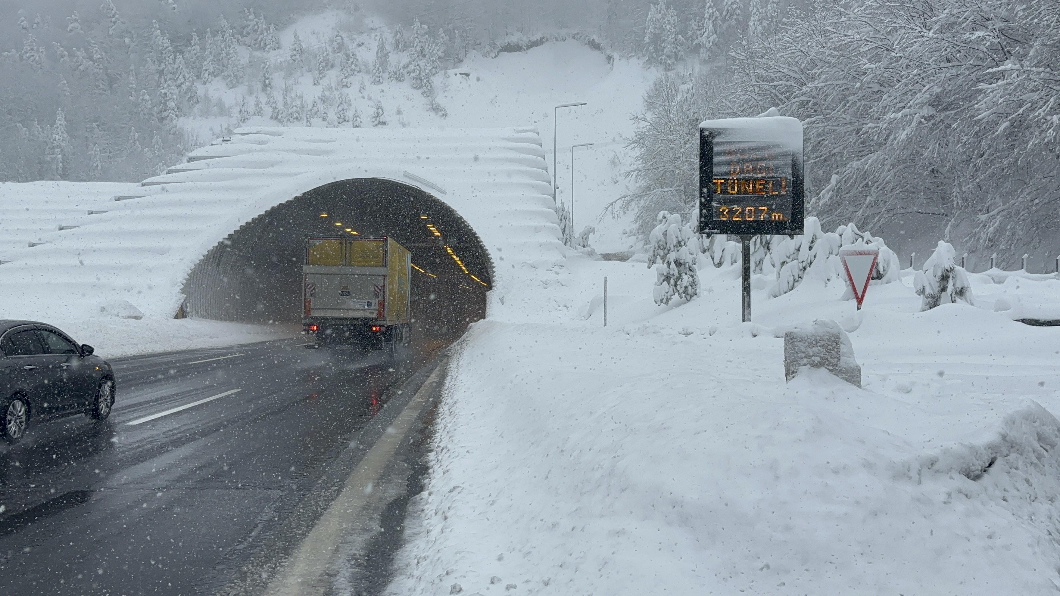 Tem'in Bolu Dağı Tüneli Geçişinde Kar Yağışı Etkili Oluyor Ulaşım Rahat (3)