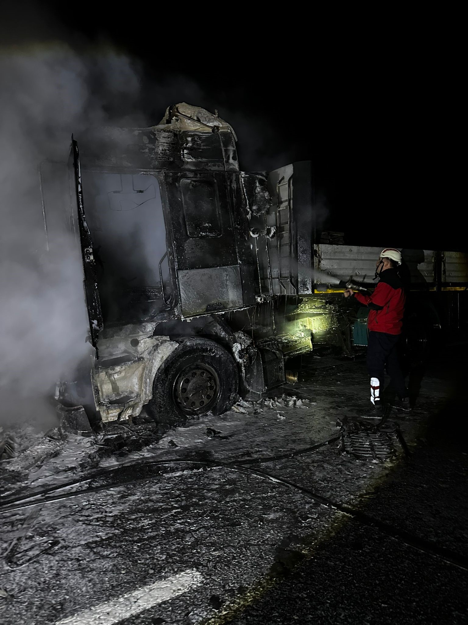 Alevlere Teslim Olan Tırdan Geriye Demir Yığını Kaldı (4)