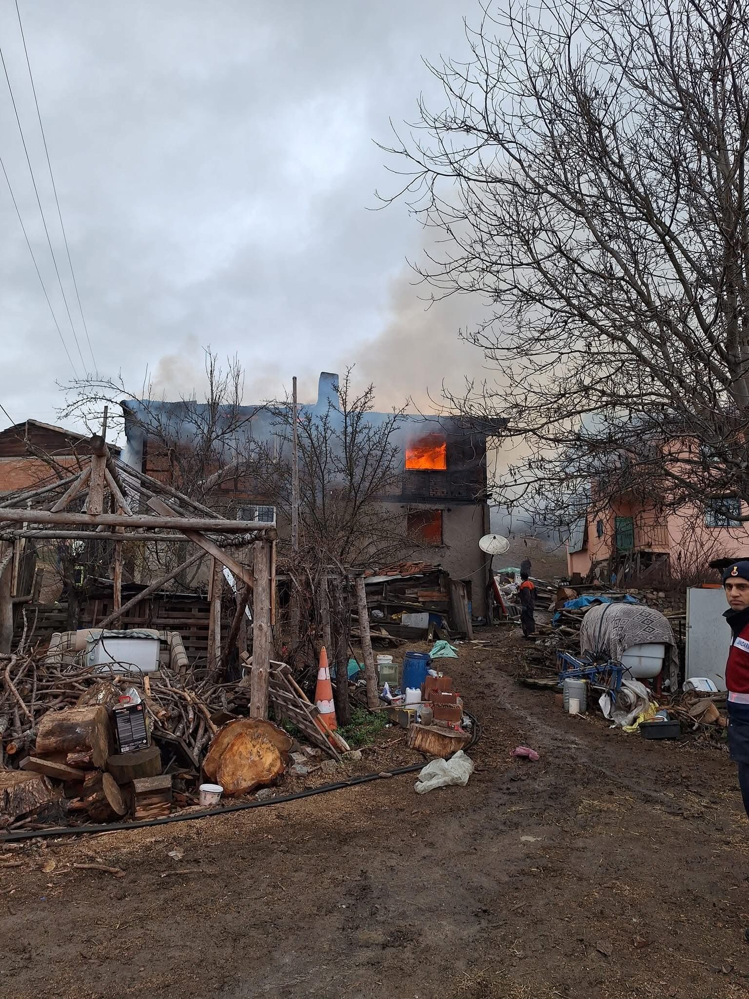 Bolu'da 2 Katlı Ahşap Evde Yangın (1)