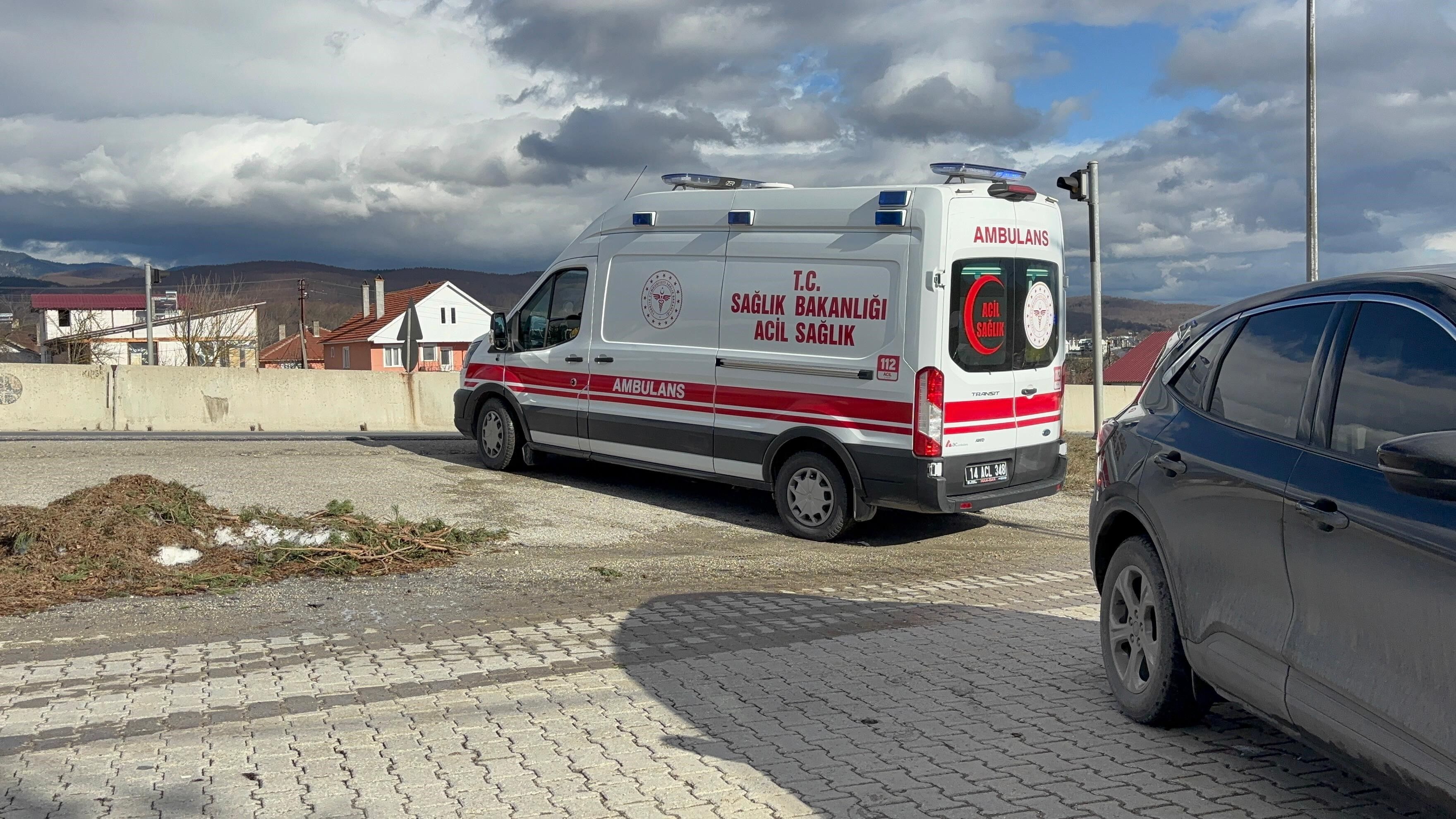 Çatıda Ağaç Kesen Yaşlı Adam Düşerek Hayatını Kaybetti (7)