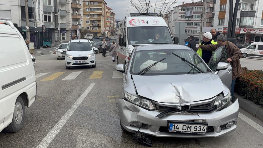 Dönel Kavşakta Ciple Otomobil Çarpıştı 1 Yaralı