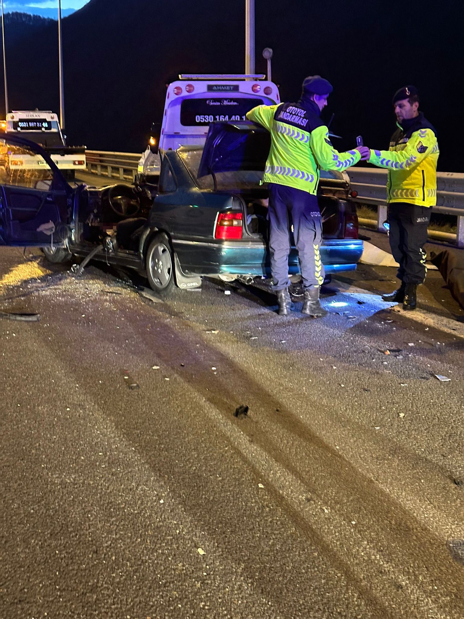 Otomobil Kağıt Gibi Ezildi 2 Ölü, 1 Yaralı (4)