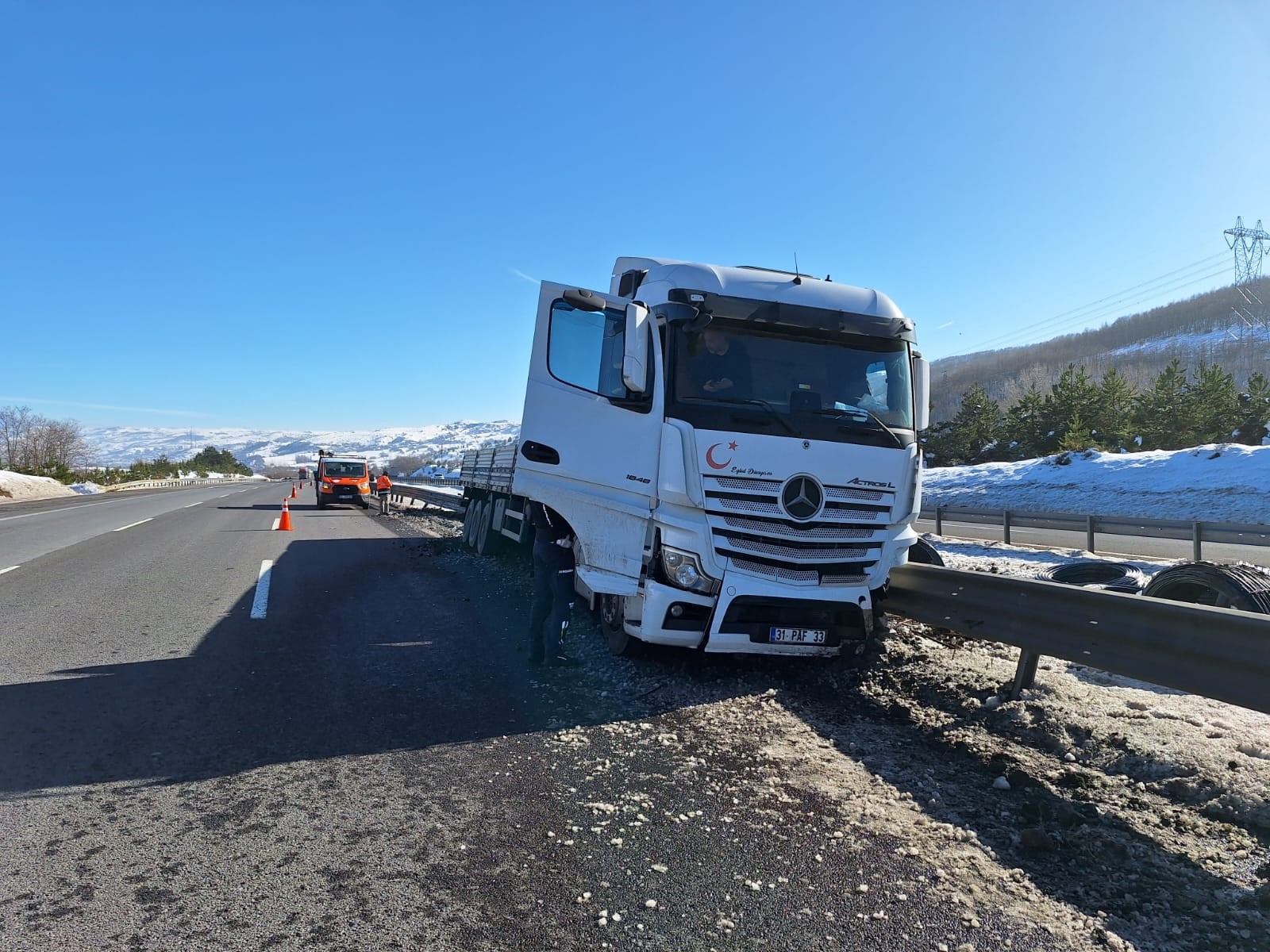 Uyuduğu Iddia Edilen Tır Şoförü, Otoyolda Bariyerlere Çarptı (2)