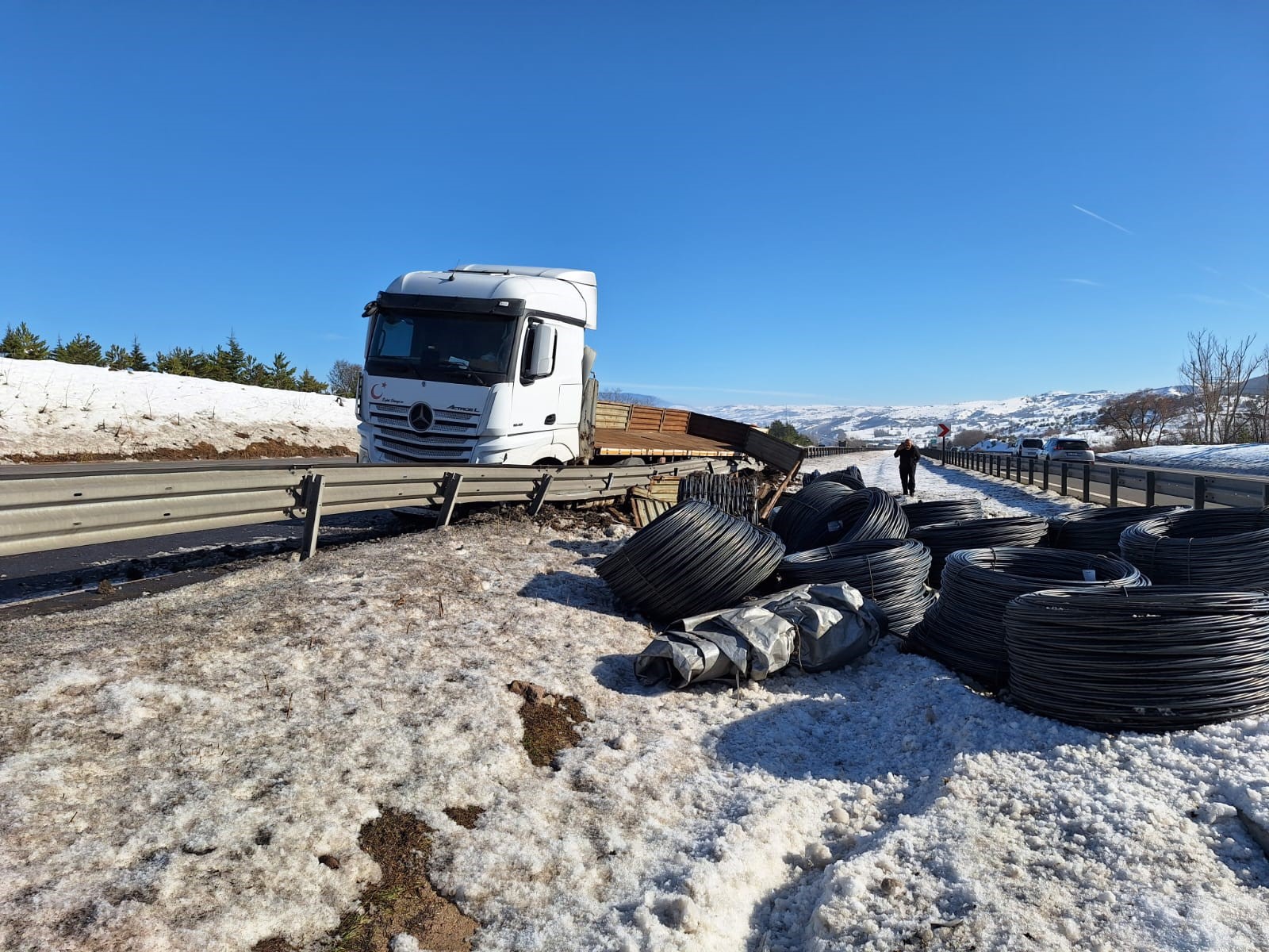 Uyuduğu Iddia Edilen Tır Şoförü, Otoyolda Bariyerlere Çarptı (4)