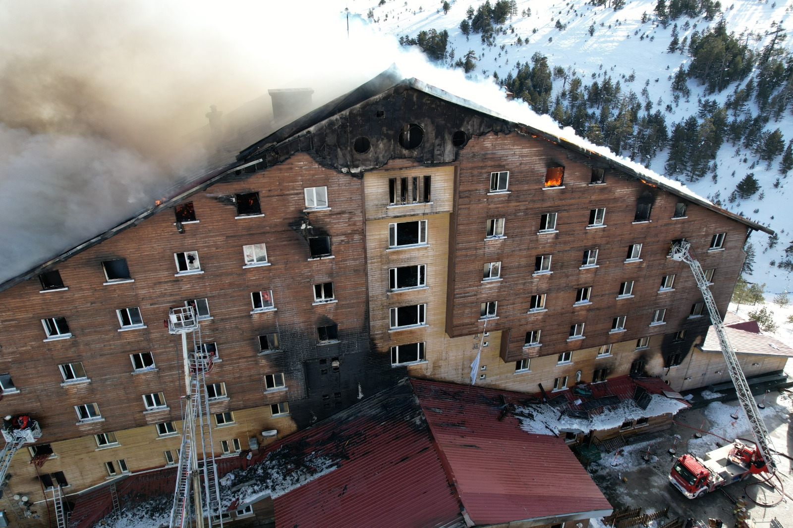 Alev Alev Yanan Otel Havadan Görüntülendi (6)