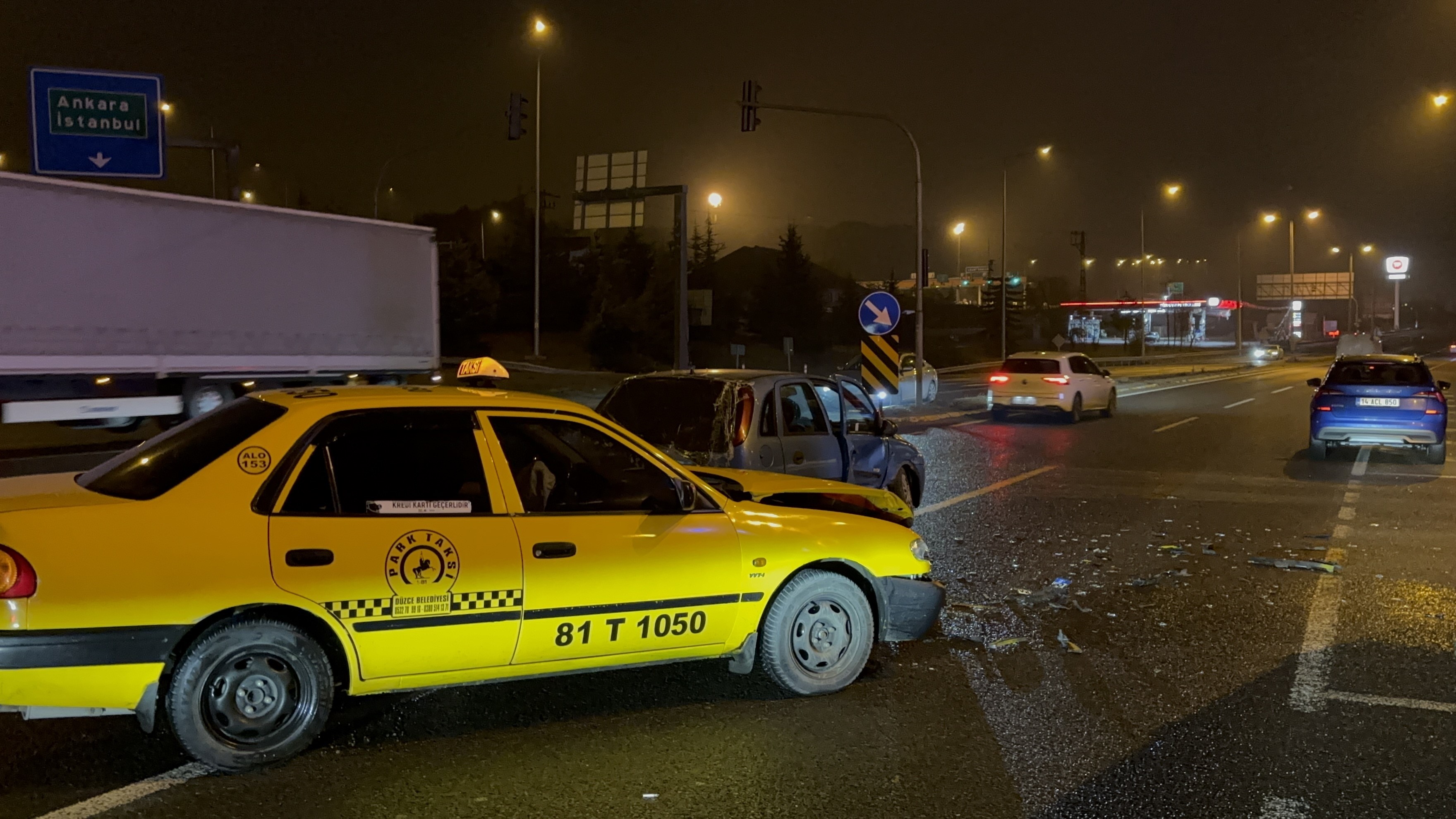 Bolu’da Iki Otomobil Çarpıştı 3 Yaralı (3)-1