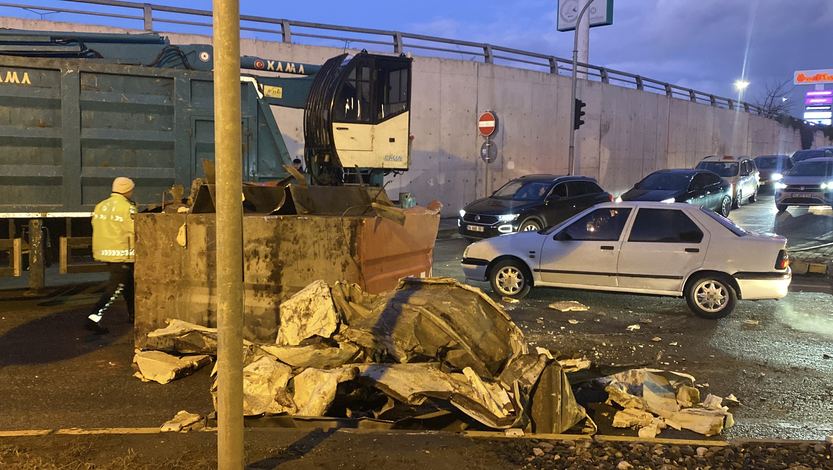 Kamyonun Üzerindeki Yükler Alt Geçide Takıldı (6)