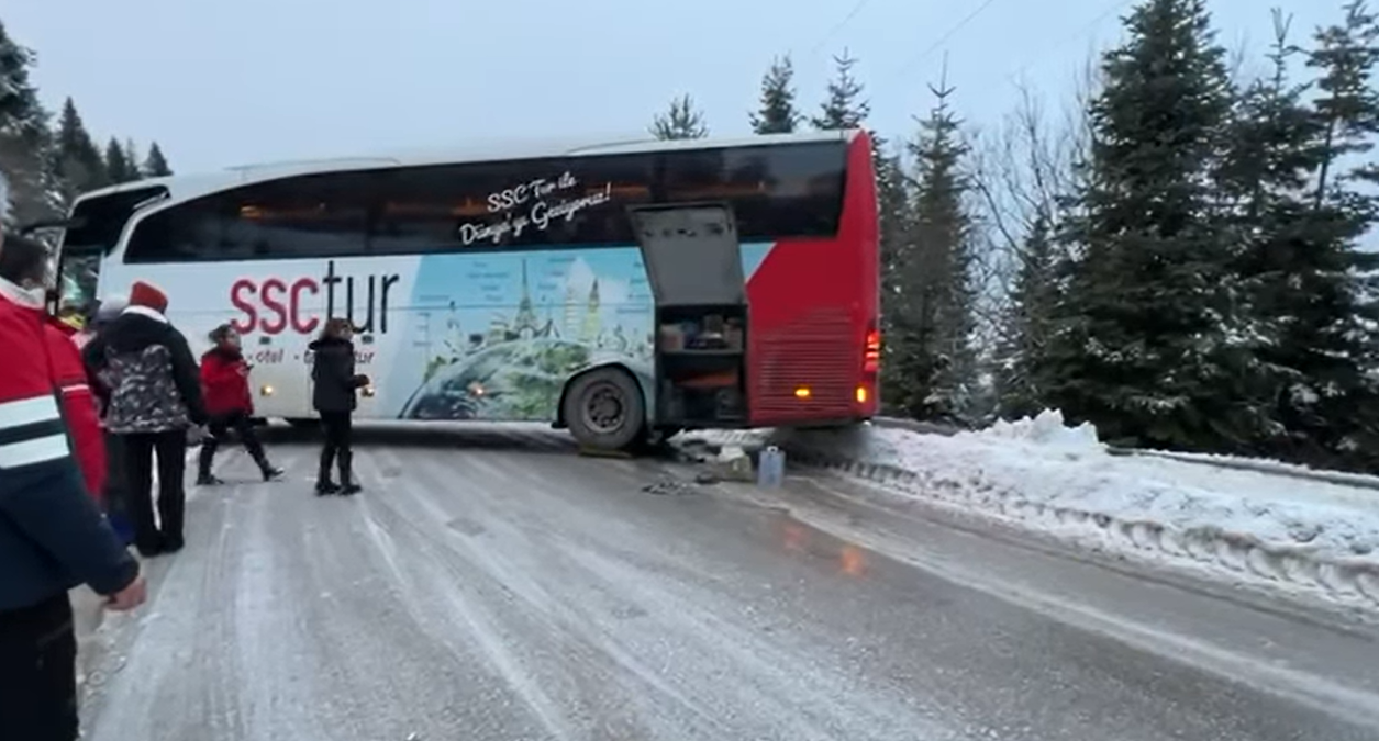 Kartalkaya Yolunda Zincir Takma Krizi Yol Kapanınca Otobüs Kaydı (1)