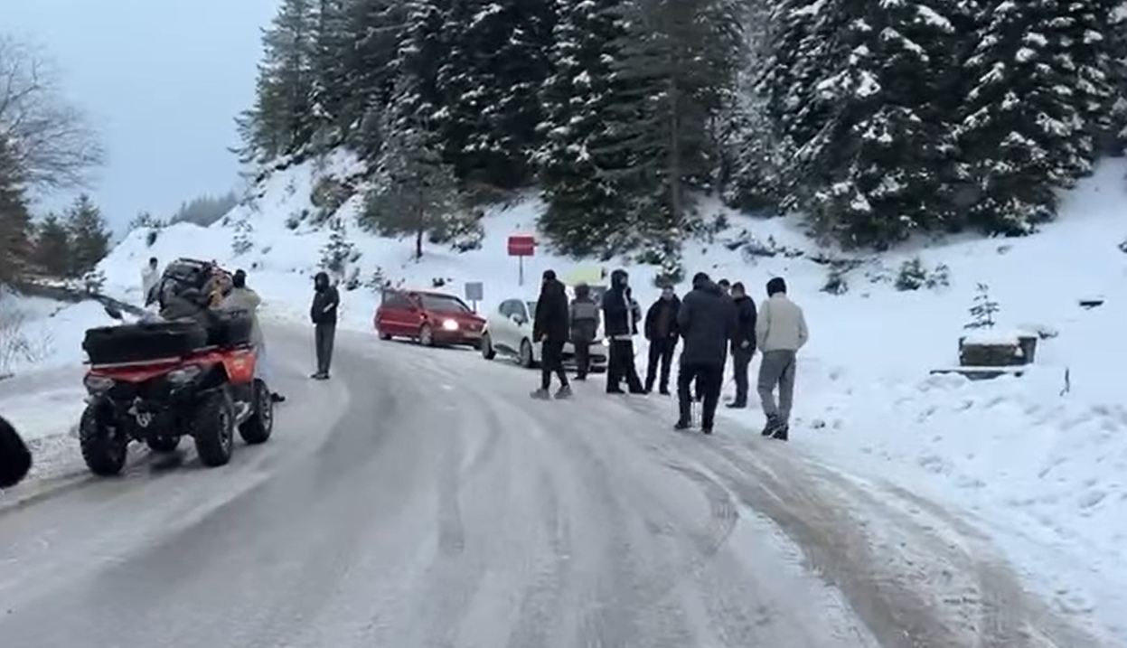 Kartalkaya Yolunda Zincir Takma Krizi Yol Kapanınca Otobüs Kaydı (2)