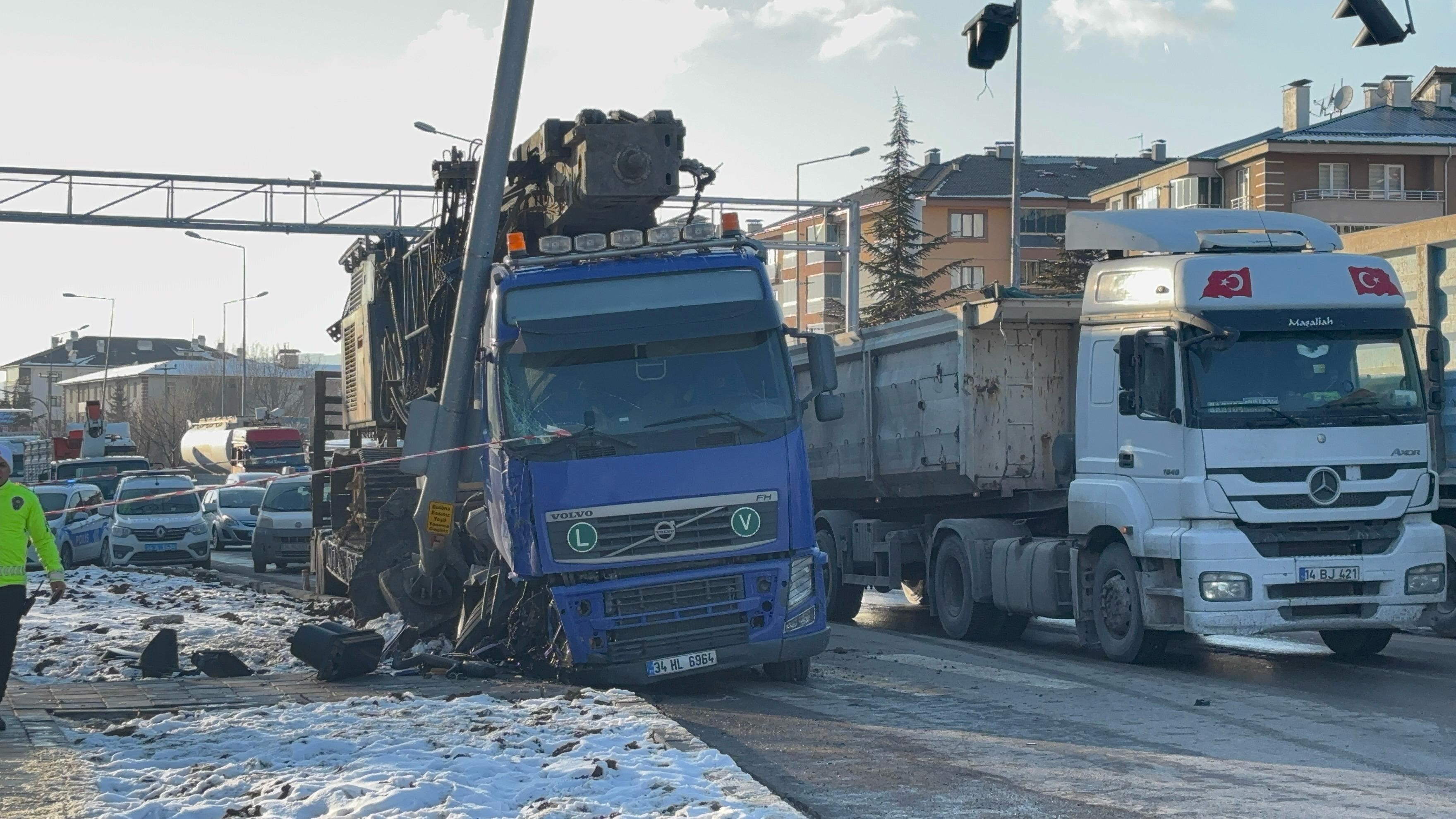 Bolu’da Vinç Yüklü Tır Çarptığı Sinyalizasyon Direğini Yerinden Söktü (4)