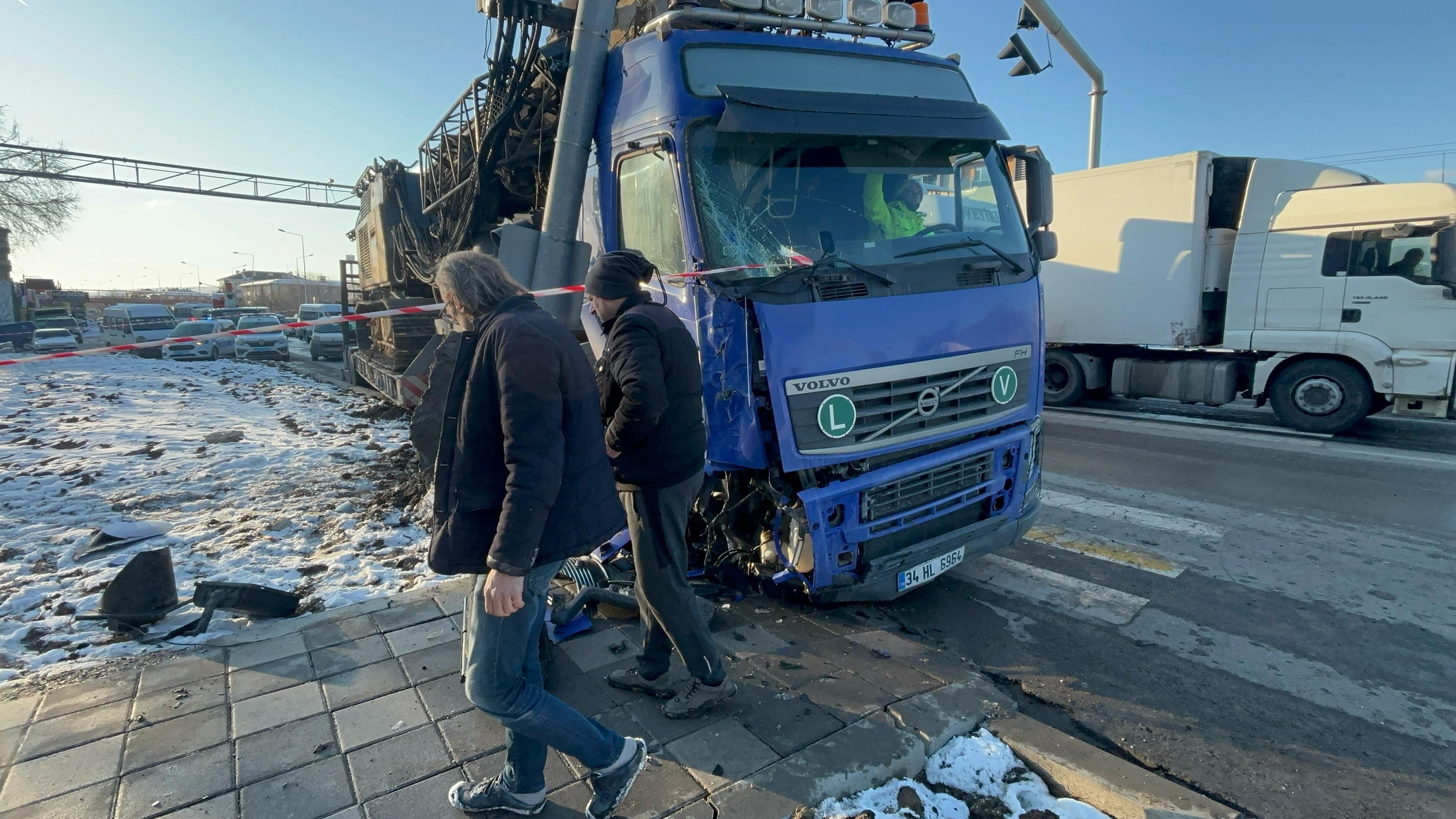 Bolu’da Vinç Yüklü Tır Çarptığı Sinyalizasyon Direğini Yerinden Söktü (6)