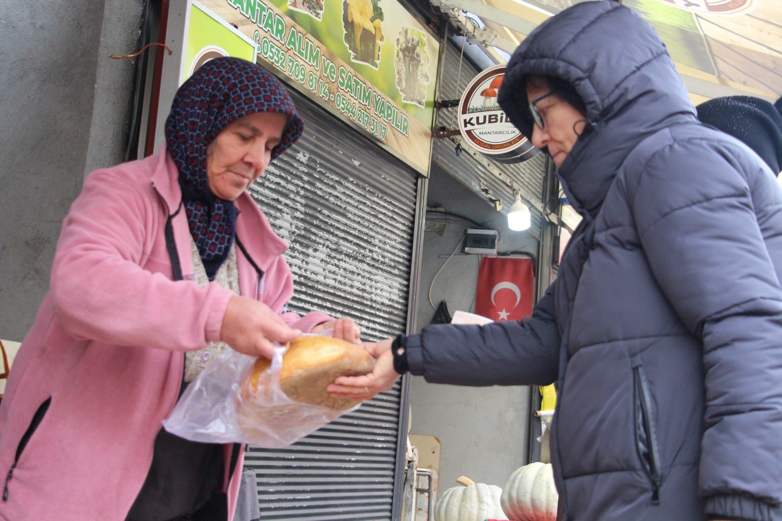 Ekmek Satarak Geçi̇mi̇ni̇ Sağliyor (2)