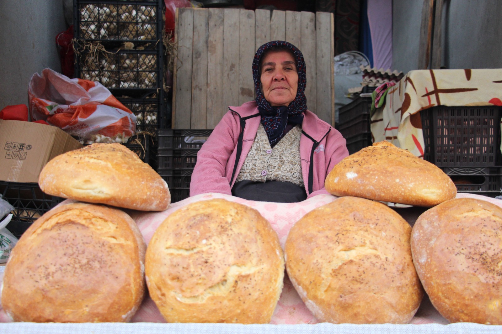 Ekmek Satarak Geçi̇mi̇ni̇ Sağliyor (4)