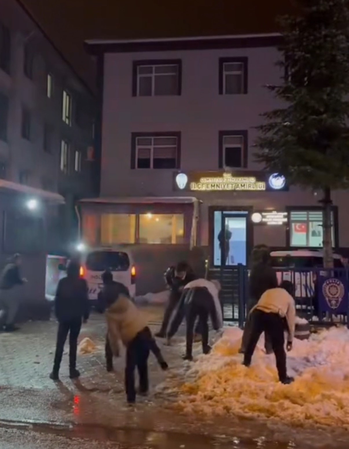 Gençler Karakolda Polislerle Kartopu Oynadı (1)