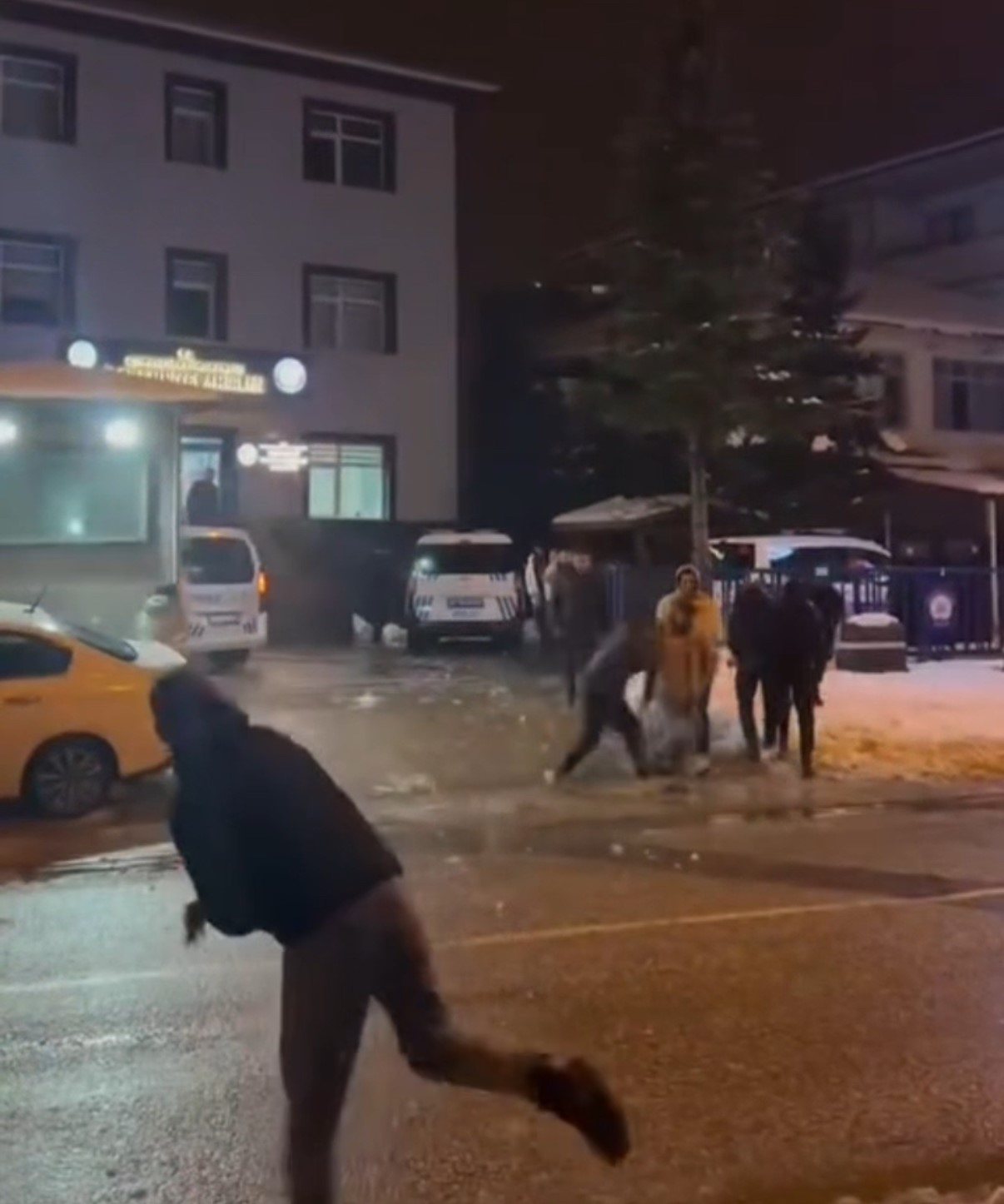 Gençler Karakolda Polislerle Kartopu Oynadı (3)