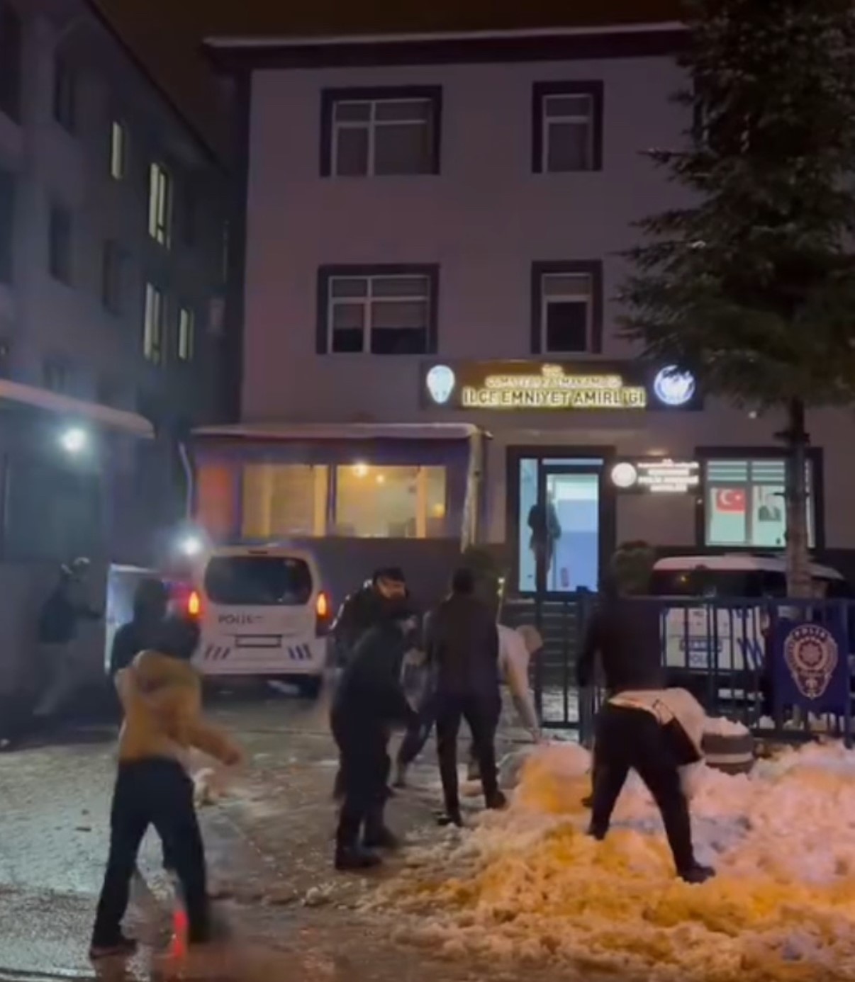 Gençler Karakolda Polislerle Kartopu Oynadı (4)