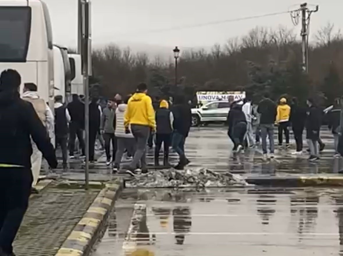 Highway Yine Taraftarların Savaş Meydanı Oldu 1'I Ağır 4 Yaralı (4)