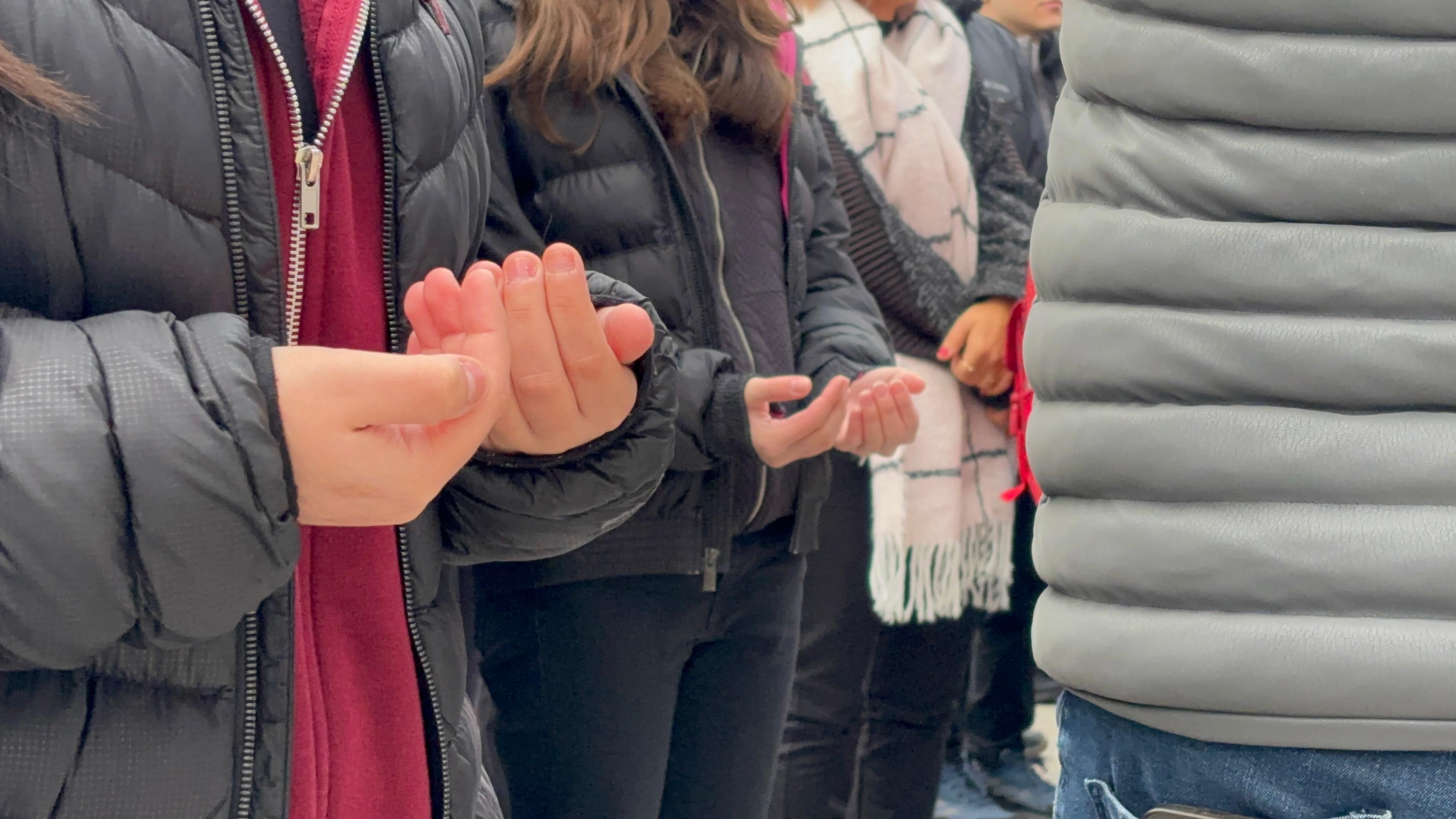 Otel Faciasında Yaşamını Yitiren Lalin'in Masası Çiçeklerle Donatıldı (9)