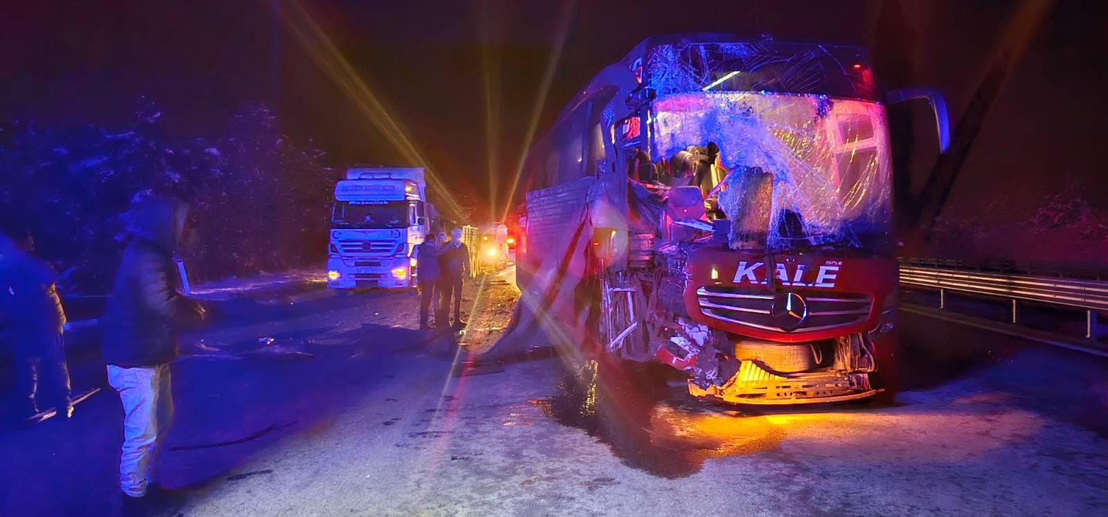 Otoyolda Yolcu Otobüsü Tıra Çarptı Çok Yaralı (3)