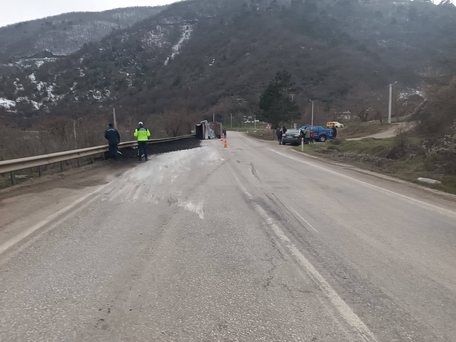 Taşkesti'de Virajı Alamayan Tır Devrildi (1)