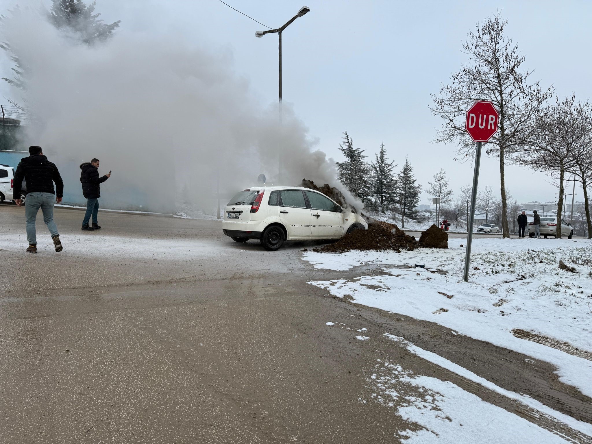 Yanan Aracı Toprak Aratarak Sondurdu (3)