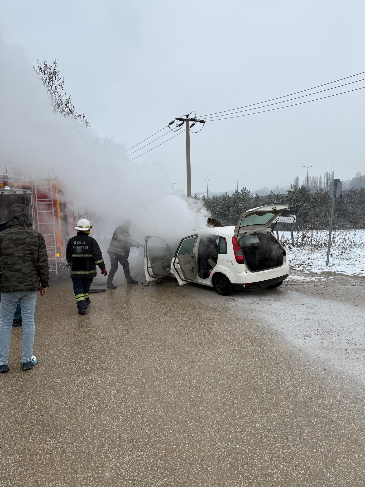 Yanan Aracı Toprak Aratarak Sondurdu (4)