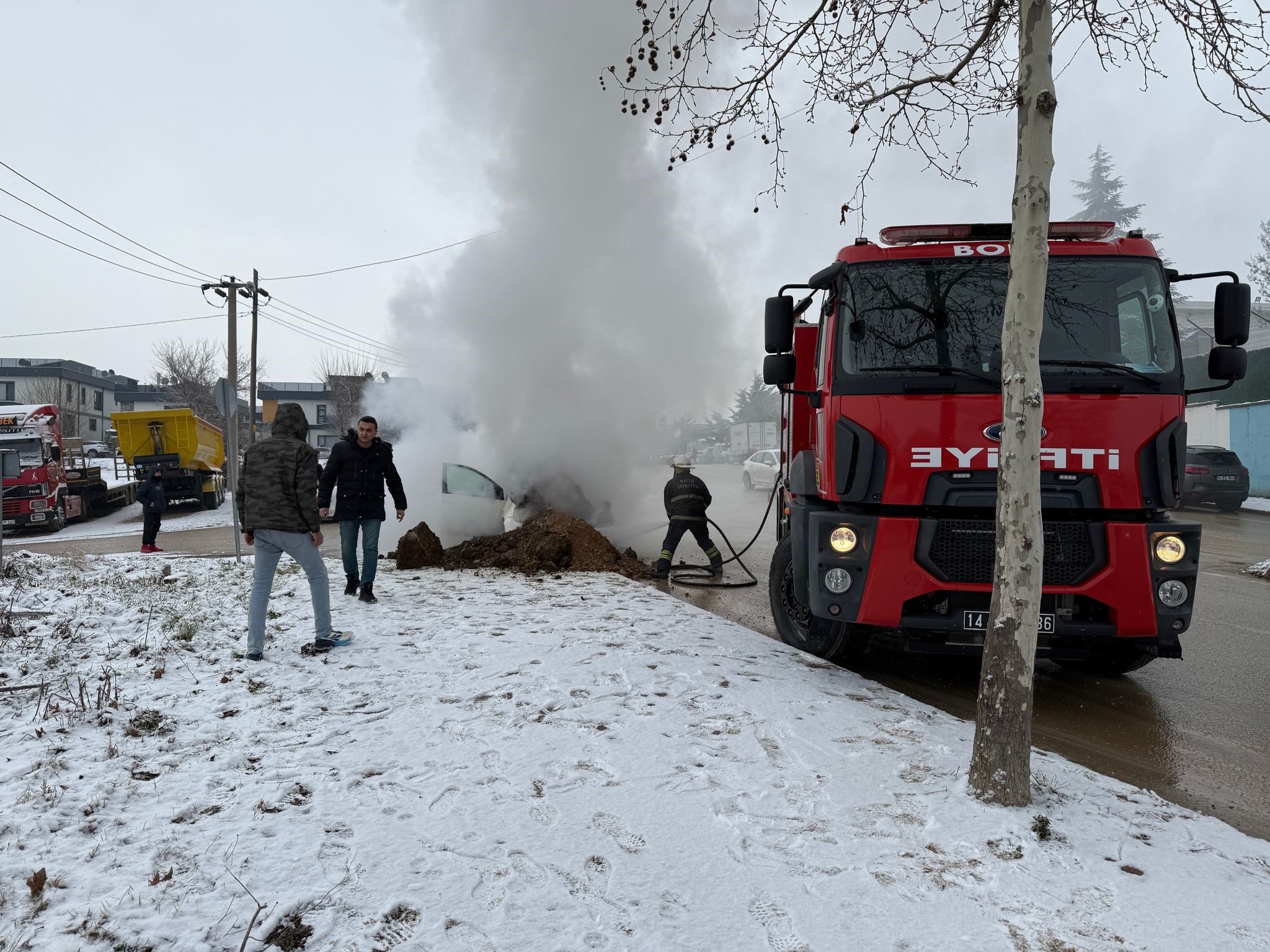 Yanan Aracı Toprak Aratarak Sondurdu (5)